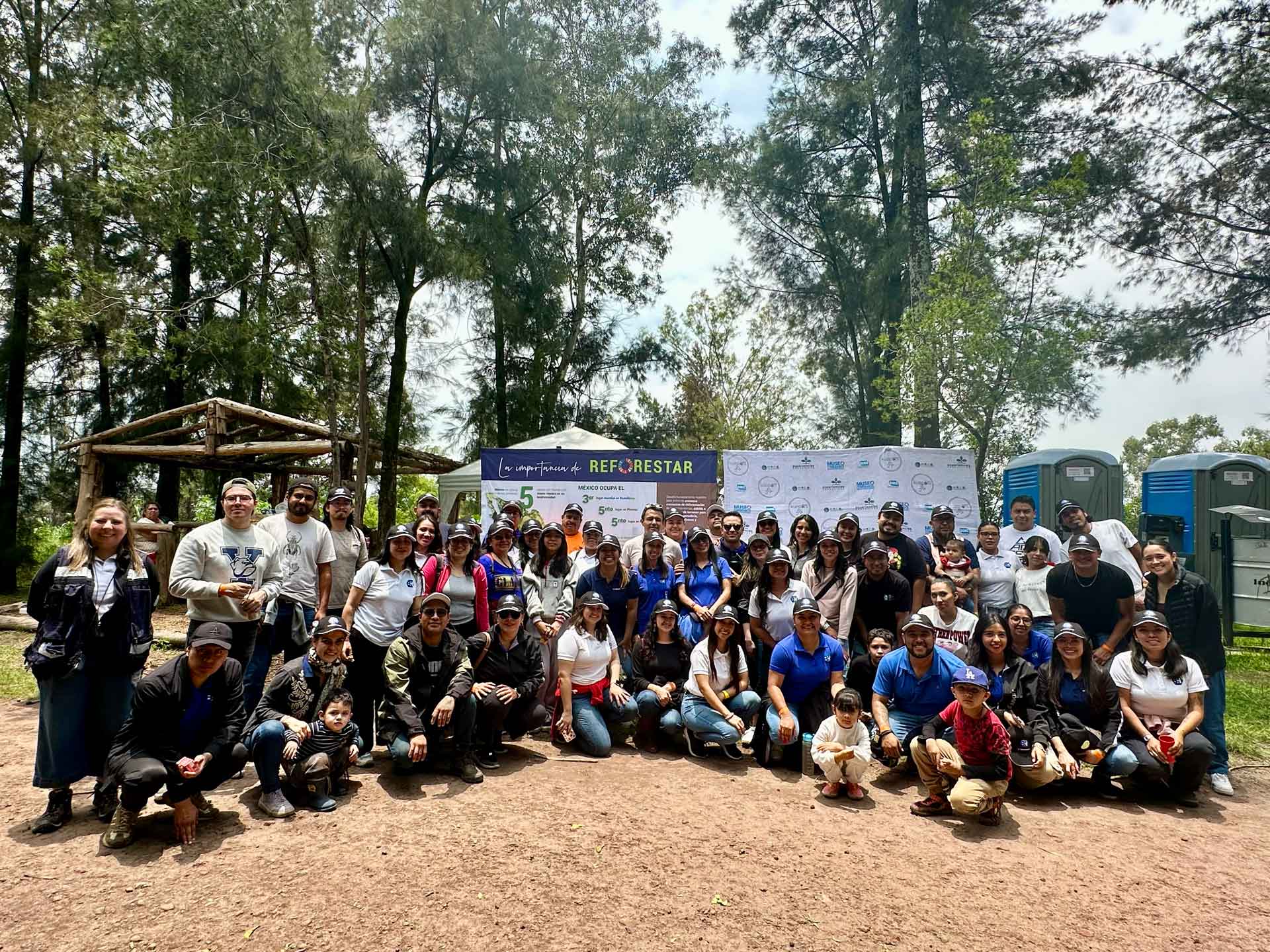 Equipo de BH TradeMarket en una jornada de reforestación